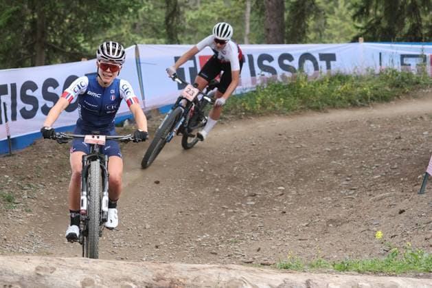 13 09 2025, Crans Montana, Valais 2025 UCI Mountain Bike World Championships, Loana Lecomte 11 FRA and Catalina Vidaurre Kossmann 23 CHI during the Women Elite Cross Country Olympic Final Crans Montana Crans Montana Valais Switzerland Copyright: xJustPictures.ch FrancescoxMinghettix jp-en-FrMi-MNG_1401