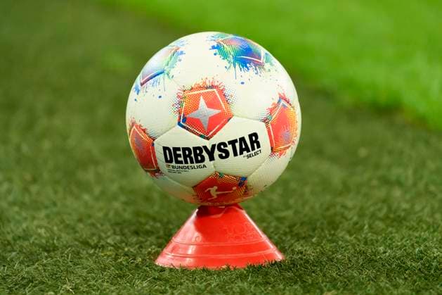 Ball, Spielball, Derbystar waehrend des spiels der 2 Bundesliga zwischen FC Schalke 04 und Holstein Kiel, Veltins Arena am 13 September 2025 in Gelsenkirchen, Germany Photo by Max Maiwald DeFodi Images during the 2 Bundesliga match between FC Schalke 04 and Holstein Kiel at Veltins Arena on September 13, 2025 in Gelsenkirchen, Germany Photo by Max Maiwald DeFodi Images DFB DFL REGULATIONS PROHIBIT ANY USE OF PHOTOGRAPHS AS IMAGE SEQUENCES AND OR QUASI VIDEO Photo by Max Maiwald DeFodi Images