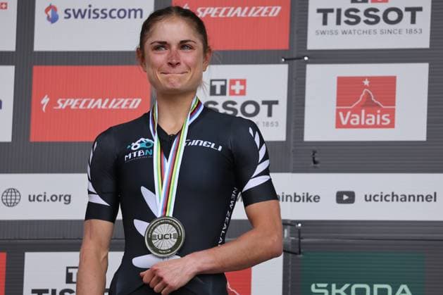 13 09 2025, Crans Montana, Valais 2025 UCI Mountain Bike World Championships, Samara Maxwell 2 NZL , Silver Medal at the Women Elite Cross Country World Championship during the award ceremony Crans Montana Crans Montana Valais Switzerland Copyright: xJustPictures.ch FrancescoxMinghettix jp-en-FrMi-MNG_2300