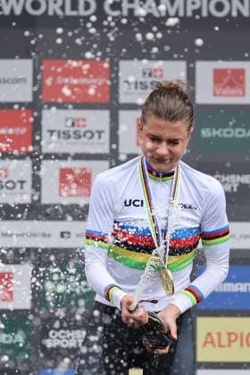 13 09 2025, Crans Montana, Valais 2025 UCI Mountain Bike World Championships, Jenny Rissveds 3 SWE , World Champion and Gold Medal at the Women Elite Cross Country World Championship during the award ceremony Crans Montana Crans Montana Valais Switzerland Copyright: xJustPictures.ch FrancescoxMinghettix jp-en-FrMi-MNG_2433