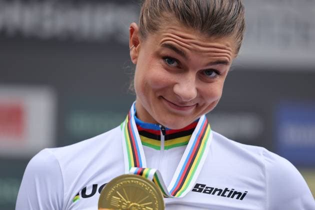 13 09 2025, Crans Montana, Valais 2025 UCI Mountain Bike World Championships, Jenny Rissveds 3 SWE , World Champion and Gold Medal at the Women Elite Cross Country World Championship during the award ceremony Crans Montana Crans Montana Valais Switzerland Copyright: xJustPictures.ch FrancescoxMinghettix jp-en-FrMi-MNG_2424