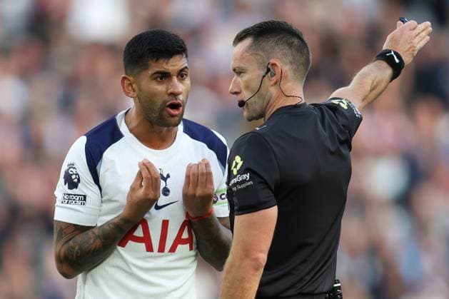 Cristian Romero of Tottenham Hotspur complaints to match referee Jarred Gillett after VAR ruled his goal during the Premier League match between West Ham and Tottenham Hotspur at London Stadium in London, England (Photo by Alexander Canillas Sports Press Photo SPP) Copyright: xAlexanderxCanillas SPPx Sportspressphoto_SPR24855