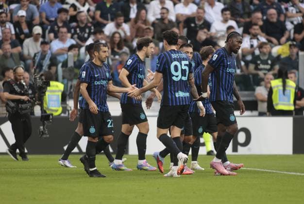 Hakan Calhanoglu of FC Inter celebrating with team mates after a goal during the Italian Serie A season 2025-2026, football match between Juventus FC and FC Inter, on 13 September 2025 at Allianz stadium, Turin, Italy. Photo Nderim KACELI  Copyright: xNderimxKaceli IPAxSportx xipa-agency.netx xx IPA_64791357 IPA_Agency_IPA64791357