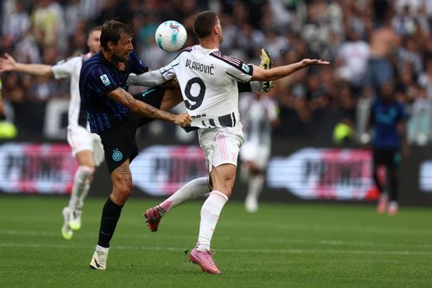 Francesco Acerbi (Fc Internazionale) und Dusan Vlahovic (Juventus FC) battle for the ball, Serie A, Juventus FC v FC Internazionale, Allianz Stadium, September 13, 2025, Turin, Italy.