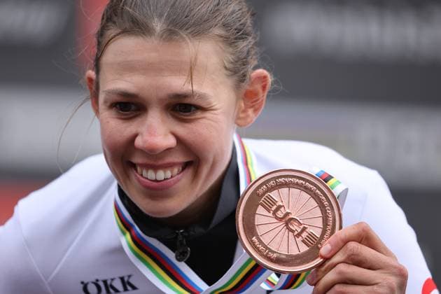 13 09 2025, Crans Montana, Valais 2025 UCI Mountain Bike World Championships, Alessandra Keller 4 SUI , Bronze Medal at the Women Elite Cross Country World Championship during the award ceremony Crans Montana Crans Montana Valais Switzerland Copyright: xJustPictures.ch FrancescoxMinghettix jp-en-FrMi-MNG_2506