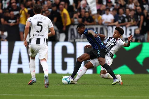 Denzel Dumfries (Fc Internazionale) und Weston Mckennie (Juventus FC) battle for the ball, Serie A, Juventus FC v FC Internazionale, Allianz Stadium, September 13, 2025, Turin, Italy.