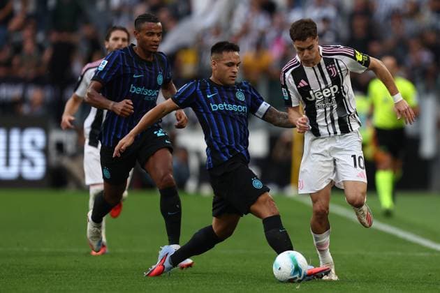 Lautaro Martinez (Fc Internazionale) und Kenan Yildiz (Juventus FC) battle for the ball, Serie A, Juventus FC v FC Internazionale, Allianz Stadium, September 13, 2025, Turin, Italy.