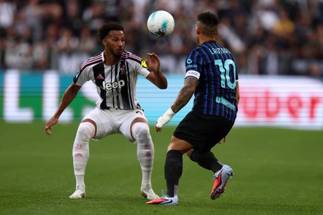 Lloyd Kelly (Juventus Fc) und Lautaro Martinez (Fc Internazionale) battle for the ball, Serie A, Juventus FC v FC Internazionale, Allianz Stadium, September 13, 2025, Turin, Italy.