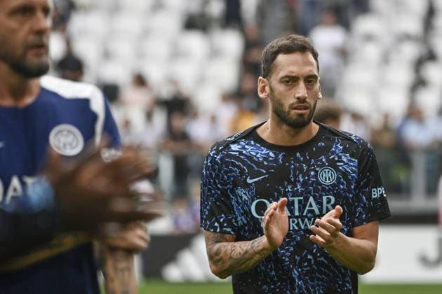 Juventus v Inter Milan - Serie A TURIN, ITALY, SEPTEMBER 13: Hakan Calhanoglu, of Inter, warms up before the start of the Serie A football match between Juventus and Inter Milan at the Allianz Stadium in Turin, Italy, on September 13, 2025. Isabella Bonotto Anadolu Turin Italy. Editorial use only. Please get in touch for any other usage.  Copyright: x2025xAnadoluxIsabellaxBonottox