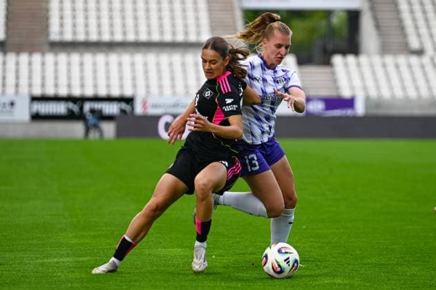 Maike Berentzen Leni Eggert Google Pixel Frauen Bundesliga SGS Essen Hamburger SV 13 09 2025 Maike Berentzen SGS Essen vs Leni Eggert HSV , google Pixel Frauen Bundesliga, 02 Matchday, SGS Essen vs Hamburger SV on September 13, 2025 at Stadion an der Hafenstraße, Essen