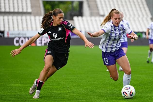 Maike Berentzen Leni Eggert Google Pixel Frauen Bundesliga SGS Essen Hamburger SV 13 09 2025 Maike Berentzen SGS Essen vs Leni Eggert HSV , google Pixel Frauen Bundesliga, 02 Matchday, SGS Essen vs Hamburger SV on September 13, 2025 at Stadion an der Hafenstraße, Essen