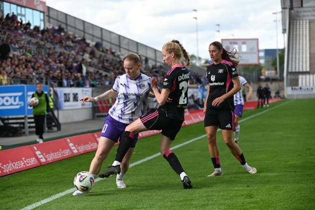 Natasha Kowalski Jaqueline Dönges Google Pixel Frauen Bundesliga SGS Essen Hamburger SV 13 09 2025 Natasha Kowalski SGS Essen vs Jaqueline Dönges HSV , google Pixel Frauen Bundesliga, 02 Matchday, SGS Essen vs Hamburger SV on September 13, 2025 at Stadion an der Hafenstraße, Essen