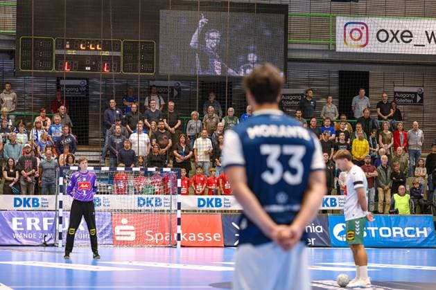 13 09 2025, Handball, HBL, Bergischer HC TSV GWD Minden, Unihalle Wuppertal Mourning Minute of silence Commemoration Minute of silence for the deceased referee Marcus Helbig North Rhine-Westphalia Germany