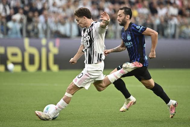 Juventus v Inter Milan - Serie A TURIN, ITALY, SEPTEMBER 13: Kenan Yildiz (L), of Juventus, prepares to kick to score a goal as he is chased by Hakan Calhanoglu (R), of Inter Milan, during the Serie A football match between Juventus and Inter Milan at the Allianz Stadium in Turin, Italy, on September 13, 2025. Isabella Bonotto Anadolu Turin Italy. Editorial use only. Please get in touch for any other usage.  Copyright: x2025xAnadoluxIsabellaxBonottox