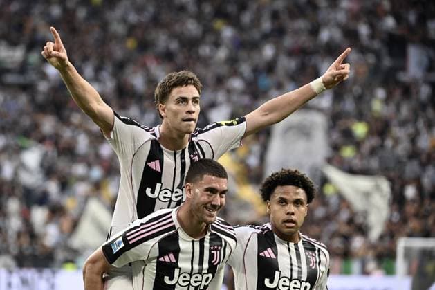 Juventus v Inter Milan - Serie A TURIN, ITALY, SEPTEMBER 13: Kenan Yildiz (L), of Juventus, celebrates with his teammates Dusan Vlahovic (C) and Weston McKennie (R) after scoring after scoring during the Serie A football match between Juventus and Inter Milan at the Allianz Stadium in Turin, Italy, on September 13, 2025. Isabella Bonotto Anadolu Turin Italy. Editorial use only. Please get in touch for any other usage.  Copyright: x2025xAnadoluxIsabellaxBonottox