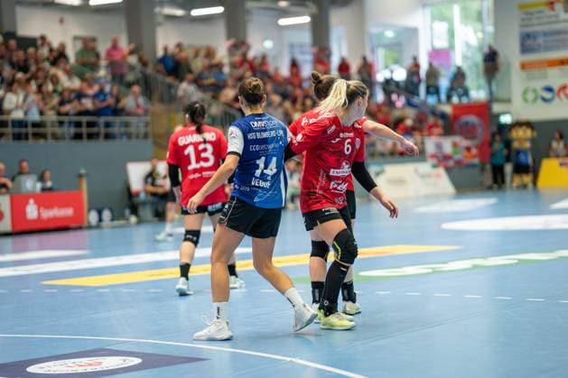 HSG Blomberg Lippe GER vs Thueringer HC GER , Handball, 1 Handball Bundesliga Women, 3 Matchday, 13 09 2025, Season 2025 2026, Blomberg v l Ona Vegue HSG Blomberg Lippe, 14 is defended by Nathalie Hendrikse Thueringer HC, 06 Blomberg Sporthalle an der Ulmenallee Germany