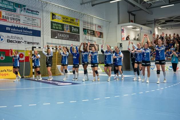 HSG Blomberg Lippe GER vs Thueringer HC GER , Handball, 1 Handball Bundesliga Women, Matchday 3, 13 09 2025, Season 2025 2026, Blomberg The players of HSG Blomberg Lippe GER cheer after the victory against Thueringer HC GER Blomberg Sporthalle an der Ulmenallee Germany