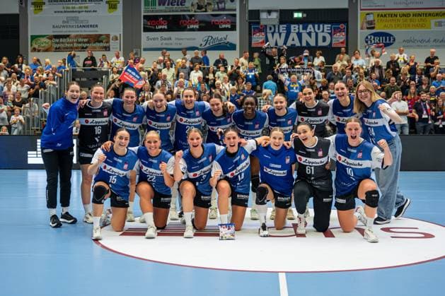 HSG Blomberg Lippe GER vs Thueringer HC GER , Handball, 1 Handball Bundesliga Women, Matchday 3, 13 09 2025, Season 2025 2026, Blomberg The players of HSG Blomberg Lippe GER cheer after the victory against Thueringer HC GER Blomberg Sporthalle an der Ulmenallee Germany