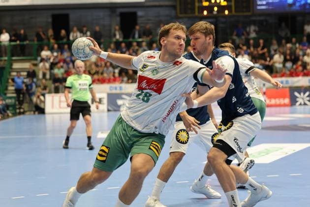 GER, 1 HBL Bergischer HC vs GWD Minden 13 09 2025, Unihalle, Wuppertal, GER, 1 HBL Bergischer HC vs GWD Minden, in the picture Tom Bergner TBV Lemgo 28 , in a duel against Gerdas Barbarskas BHC 14 , nordphotoxGmBHx xMeuter nph00351