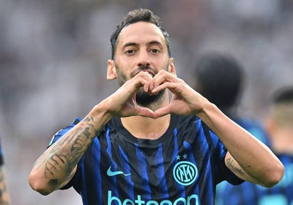 September 13, 2025, Turin: Inter s Hakan Calhanoglu jubilates after scoring the gol (1-1) during the italian Serie A soccer match Juventus FC vs Inter FC at the Allianz Stadium in Turin, Italy, 13 september 2025 ANSA ALESSANDRO DI MARCO. Soccer: Serie A; Juventus-Inter  - ZUMAa110 20250913_zaf_a110_059 Copyright: xAlessandroxDixMarcox