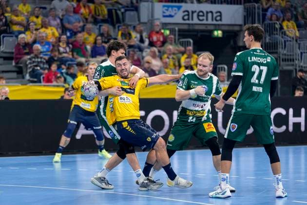 from left Tillman Leu ThSV, 99 , Jannik Kohlbacher RNL, 80 , Peter Walz ThSV, 14 , Philipp Meyer ThSV, 27 , duel, duel scene, duel, tackle, tackling, dynamics, action, action, 13 09 2025, Mannheim Germany , Handball, Bundesliga, Rhein Neckar Löwen ThSV Eisenach xozx