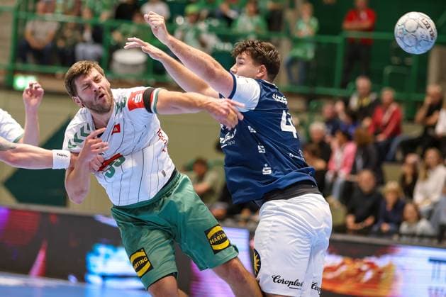 13 09 2025, Handball, HBL, Bergischer HC TSV GWD Minden, Unihalle Wuppertal Malte Donker GWD Minden 39 in a duel against Aron Seesing BHC 49 North Rhine-Westphalia Germany