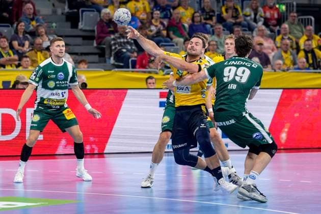 v li Dani Baijens RNL, 77 , Tillman Leu ThSV, 99 , duel, duel, tackle, tackling, dynamics, action, action, 13 09 2025, Mannheim Germany , Handball, Bundesliga, Rhein Neckar Löwen ThSV Eisenach xozx