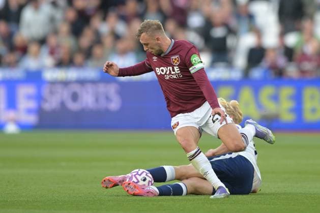 West Ham vs Spurs Premier League Jarrod Bowen of West Ham United clashes with Lucas Bergvall of Tottenham Hotspur during the West Ham vs Tottenham Hotspur Premier League match at the London Stadium Stratford. London The London Stadium UK Copyright: xMartinxDaltonx WestHam_vs_Spurs_130915_MD_295