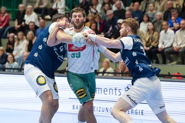 GER, 1 HBL Bergischer HC vs GWD Minden 13 09 2025, Unihalle, Wuppertal, GER, 1 HBL Bergischer HC vs GWD Minden, in the picture Malte Donker TBV Lemgo 39 , in a duel against Johannes Wasielewski BHC 77 , nordphotoxGmBHx xMeuter nph00351