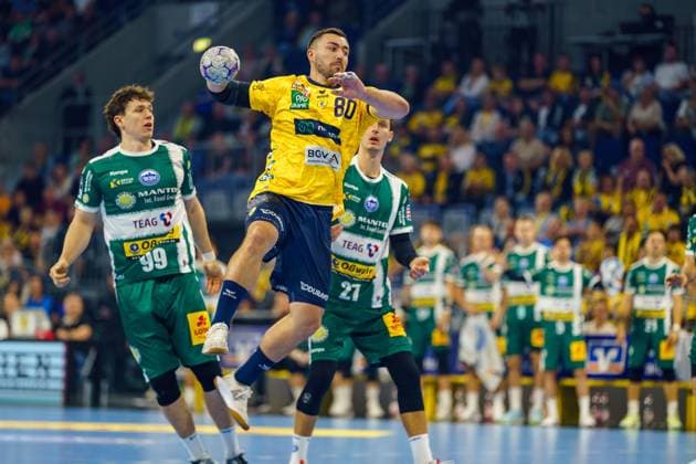 Jannik Kohlbacher 80 Rhein Neckar Löwen throws the ball on goal while Philipp Meyer 27 ThSV Eisenach and Tillman Leu 99 ThSV Eisenach defend Jannik Kohlbacher 80 Rhein Neckar Löwen throws on goal Copyright: xspeedshotx xLukasxTrunkx