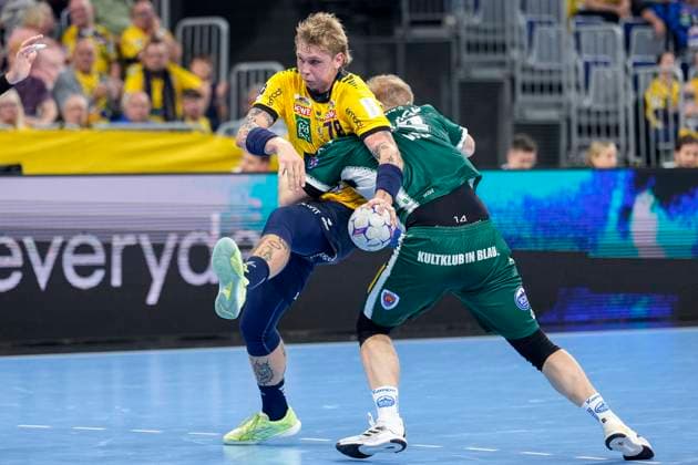 from left Edwin Aspenbäck RNL, 78 , Peter Walz ThSV, 14 , duel, duel, tackle, tackling, dynamics, action, action, 13 09 2025, Mannheim Germany , Handball, Bundesliga, Rhein Neckar Löwen ThSV Eisenach xozx