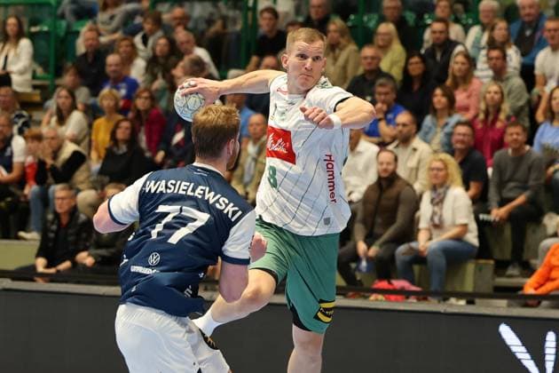 GER, 1 HBL Bergischer HC vs GWD Minden 13 09 2025, Unihalle, Wuppertal, GER, 1 HBL Bergischer HC vs GWD Minden, in the picture Karolis AntanaviÄius TBV Lemgo 8 , in a duel against Johannes Wasielewski BHC 77 , nordphotoxGmBHx xMeuter nph00351