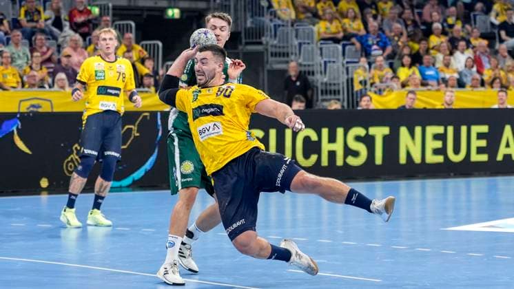 from left Oskar Joelsson ThSV, 3 , Jannik Kohlbacher RNL, 80 , on jump shot, throw, goal shot, action, action, game scene, 13 09 2025, Mannheim Germany , Handball, Bundesliga, Rhein Neckar Löwen ThSV Eisenach xozx