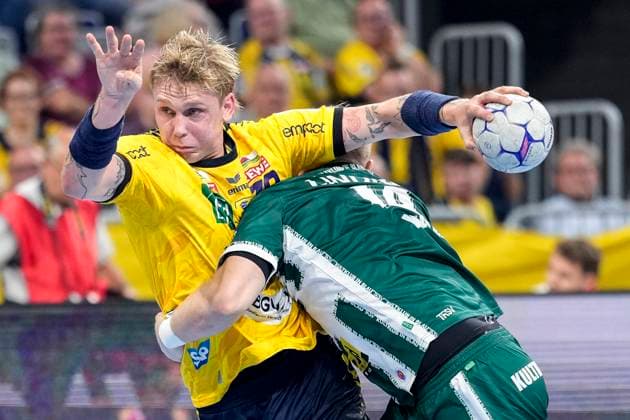 from left Edwin Aspenbäck RNL, 78 , Peter Walz ThSV, 14 , duel, duel, tackle, tackling, dynamics, action, action, 13 09 2025, Mannheim Germany , Handball, Bundesliga, Rhein Neckar Löwen ThSV Eisenach xozx