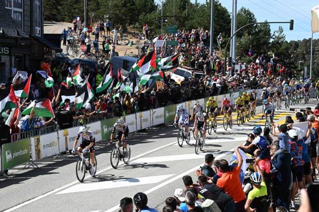 13-09-2025 Vuelta A Espana; Tappa 20 Robledo De Chavela - Bola Del Mundo; 2025, Uae Team Emirates - Xrg; 2025, Visma - Lease A Bike; Vingegaard, Jonas; Almeida, Joao; Vine, Jai; Puerto De Navacerrada; 