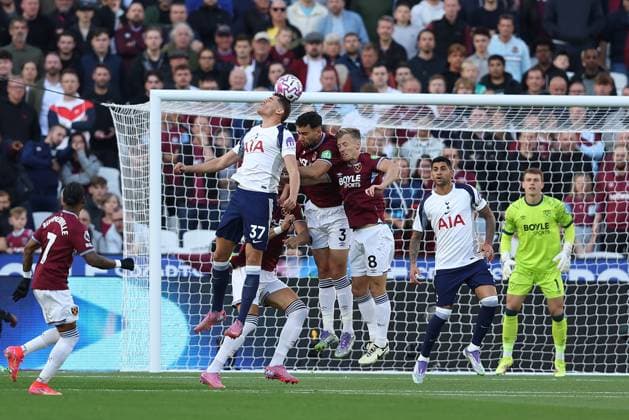 West Ham United FC v Tottenham Hotspur FC, English Premier League Micky van de Ven of Tottenham Hotspur wins the header against Max Kilman and James Ward-Prowse of West Ham United during the West Ham United FC v Tottenham Hotspur FC English Premier League match at the Tottenham Hotspur Stadium, London, England, United Kingdom on 13 September 2025 Credit: Katie Chan Every Second Media Editorial use only. All images are copyright Every Second Media Limited. No images may be reproduced without prior permission. All rights reserved. Premier League and Football League images are subject to licensing agreements with Football DataCo Limited. see https: www.football-dataco.com Copyright: xIMAGO EveryxSecondxMediax ESM-1580-0043 KatiexChanx xEveryxSecondxMediax
