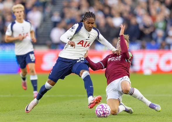 West Ham United v Tottenham Hotspur, Premier League, EFL, Football, The London Stadium, Stratford, London, UK - 13 Sep 2025 Jarrod Bowen of West Ham United tackles Djed Spence of Tottenham Hotspur London The London Stadium Stratford GBR, UK NEWSPAPERS OUT Copyright: xEllixBirchx