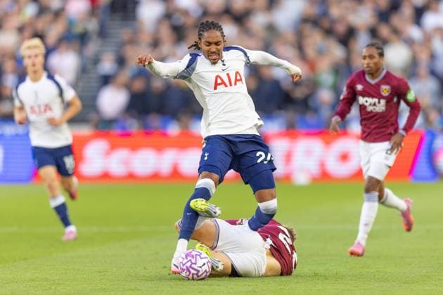West Ham United v Tottenham Hotspur, Premier League, EFL, Football, The London Stadium, Stratford, London, UK - 13 Sep 2025 Jarrod Bowen of West Ham United tackles Djed Spence of Tottenham Hotspur London The London Stadium Stratford GBR, UK NEWSPAPERS OUT Copyright: xEllixBirchx