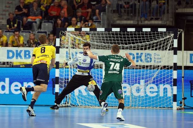13 09 2025, xrekx, Handball Daikin HBL, Rhein Neckar Loewen ThSV Eisenach v l Tim Nothdurft Rhein Necker Loewen 7m Matija Spikic ThSV Eisenach DFL DFB REGULATIONS PROHIBIT ANY USE OF PHOTOGRAPHS as IMAGE SEQUENCES and or QUASI VIDEO Mannheim