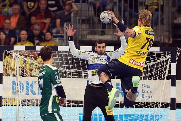 13 09 2025, xrekx, Handball Daikin HBL, Rhein Neckar Loewen ThSV Eisenach v l Edwin Aspenbäck Aspenbaeck Rhein Necker Loewen Matija Spikic ThSV Eisenach DFL DFB REGULATIONS PROHIBIT ANY USE OF PHOTOGRAPHS as IMAGE SEQUENCES and or QUASI VIDEO Mannheim