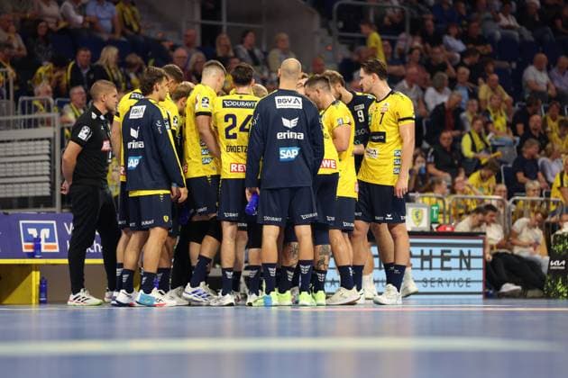 13 09 2025, xrekx, Handball Daikin HBL, Rhein Neckar Loewen ThSV Eisenach v l Auszeit Rhein Necker Loewen DFL DFB REGULATIONS PROHIBIT ANY USE OF PHOTOGRAPHS as IMAGE SEQUENCES and or QUASI VIDEO Mannheim