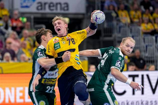 from left Felix Aellen ThSV, 22 , Edwin Aspenbäck RNL, 78 , Peter Walz ThSV, 14 , duel, duel scene, duel, tackle, tackling, dynamics, action, action, 13 09 2025, Mannheim Germany , Handball, Bundesliga, Rhein Neckar Löwen ThSV Eisenach xozx