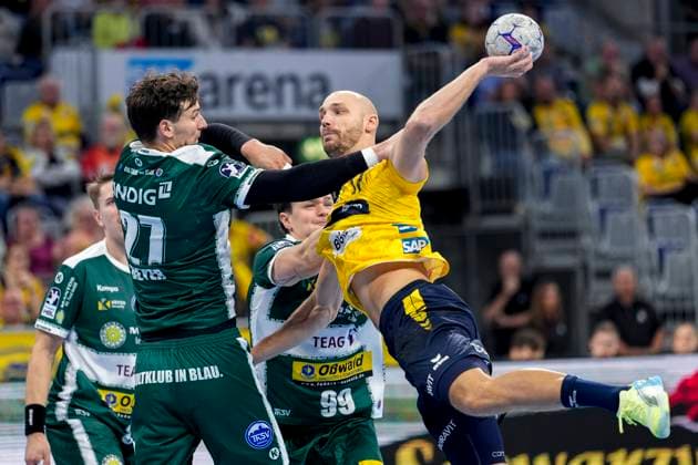 v li Philipp Meyer ThSV, 27 , Lukas Sandell RNL, 11 , duel, duel, tackle, tackling, dynamics, action, action, 13 09 2025, Mannheim Germany , Handball, Bundesliga, Rhein Neckar Löwen ThSV Eisenach xozx