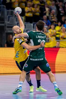 from left Lukas Sandell RNL, 11 , Felix Aellen ThSV, 22 , duel, duel, tackle, tackling, dynamics, action, action, 13 09 2025, Mannheim Germany , Handball, Bundesliga, Rhein Neckar Löwen ThSV Eisenach xozx