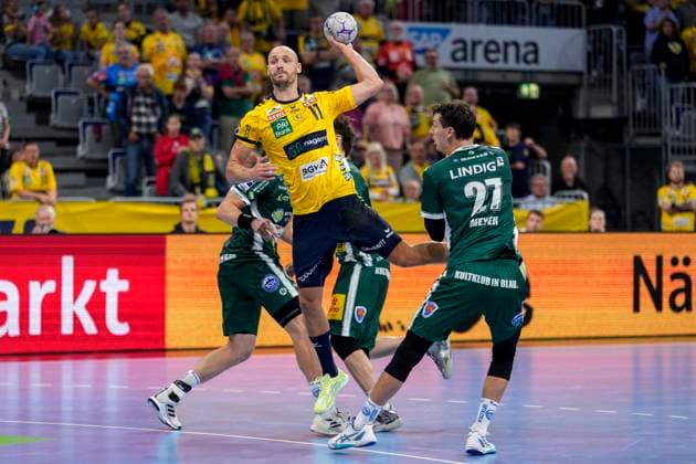 from left Lukas Sandell RNL, 11 , Philipp Meyer ThSV, 27 , during jump shot, throw, goal throw, action, action scene, 13 09 2025, Mannheim Germany , Handball, Bundesliga, Rhein Neckar Löwen ThSV Eisenach xozx