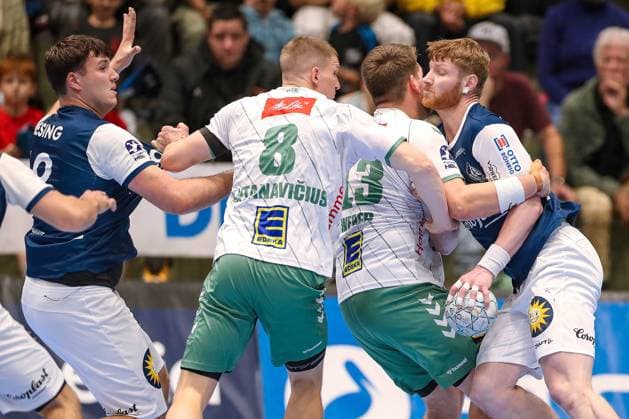 13 09 2025, Handball, HBL, Bergischer HC TSV GWD Minden, Unihalle Wuppertal Karolis Antanavicius GWD Minden 08 and Ian Weber GWD Minden 13 tie up Johannes Wasielewski BHC 77 at the circle duel North Rhine-Westphalia Germany