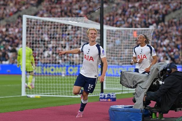 West Ham vs Spurs Premier League GOAL Lucas Bergvall of Tottenham Hotspur scores his teams second goalduring the West Ham vs Tottenham Hotspur Premier League match at the London Stadium Stratford. London The London Stadium UK Copyright: xMartinxDaltonx WestHam_vs_Spurs_130915_MD_446