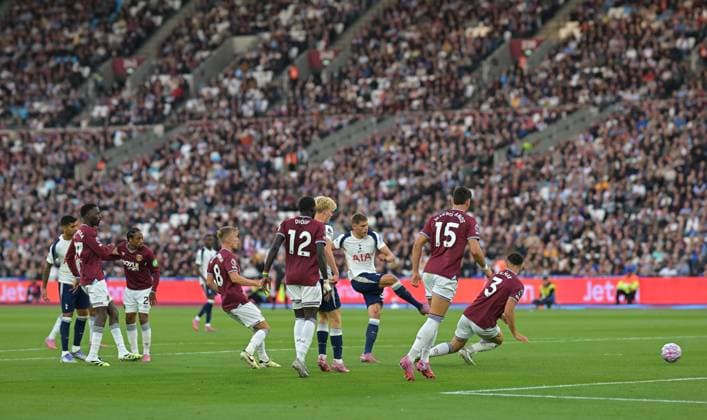 West Ham vs Spurs Premier League GOAL Micky van de Ven of Tottenham Hotspur scores the third during the West Ham vs Tottenham Hotspur Premier League match at the London Stadium Stratford. London The London Stadium UK Copyright: xMartinxDaltonx WestHam_vs_Spurs_130915_MD_469