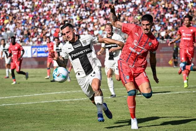 CALCIO - Serie A - Cagliari Calcio vs Parma Calcio Emanuele Valeri of Parma Calcio, Alessandro Deiola of Cagliari Calcio during Cagliari Calcio vs Parma Calcio, Italian soccer Serie A match in Cagliari, Italy, September 13 2025 Cagliari Italy  Copyright: xIPAxSport ABACAx