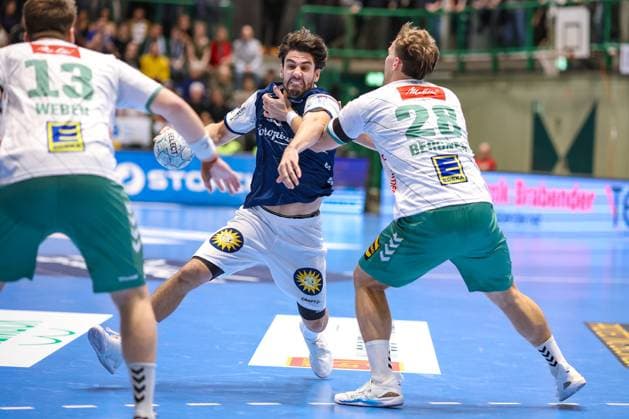 13 09 2025, Handball, HBL, Bergischer HC TSV GWD Minden, Unihalle Wuppertal Eloy Morante Maldonado BHC 33 in a duel against Tom Bergner GWD Minden 28 North Rhine-Westphalia Germany